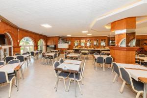 uma sala de jantar com mesas e cadeiras em Continent Hotel Kapadokus Thermal em Guzelyurt