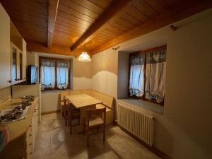 cocina con mesa y comedor en Casa Streberi, en Castelfondo