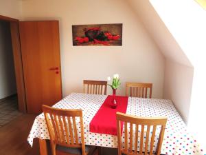 una mesa de comedor con un jarrón de flores. en Ferienwohnung Nadine en Calw