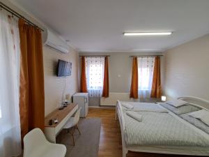 TV a/nebo společenská místnost v ubytování Árkád Apartmanház Szeged