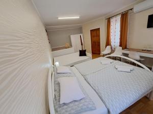 Postel nebo postele na pokoji v ubytování Árkád Apartmanház Szeged