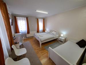Postel nebo postele na pokoji v ubytování Árkád Apartmanház Szeged