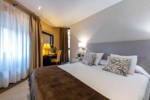 Postel nebo postele na pokoji v ubytování Hotel Monasterio Benedictino