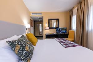 Postel nebo postele na pokoji v ubytování Hotel Monasterio Benedictino