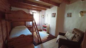 1 dormitorio con litera y sofá en Molini .LAGHI en Malga Campiluzzi Inferiore