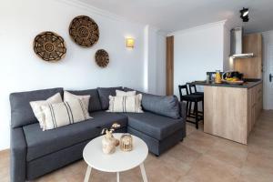 een woonkamer met een blauwe bank en een tafel bij Arce 11 Torrecilla Beach Casasol in Nerja