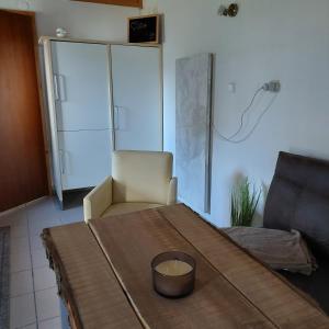 Una habitación con una mesa con una vela. en Jäger-Lodge, en Lócs