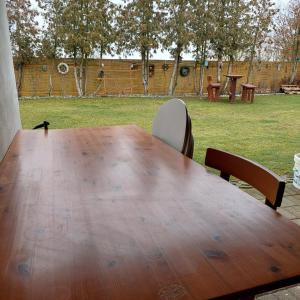 una mesa de madera con sillas en un patio en Jäger-Lodge, en Lócs