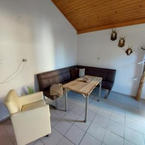 ein Wohnzimmer mit einem Tisch und einem Sofa in der Unterkunft Jäger-Lodge in Lócs