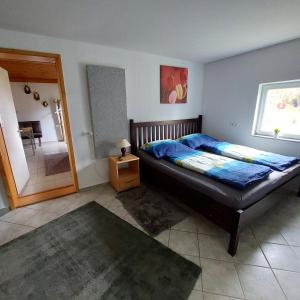 1 Schlafzimmer mit einem großen Bett und einem Badezimmer in der Unterkunft Jäger-Lodge in Lócs