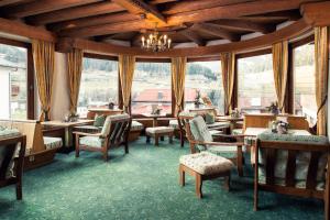 Reštaurácia alebo iné gastronomické zariadenie v ubytovaní Hotel Edelweiss Superior