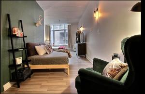 sala de estar con sofá y silla en INITIAL - LOFT FORESTIER - Centre-Ville de Québec en Quebec