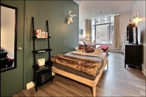 魁北克市的住宿－INITIAL - LOFT FORESTIER - Centre-Ville de Québec，一间卧室,配有两张床