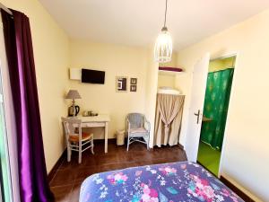 1 dormitorio con cama, escritorio y mesa en Le Domaine de Kerlys, en Briec