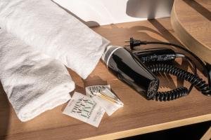 un téléphone assis sur une table avec une serviette dans l'établissement B&B HOTEL Evian Publier, à Publier