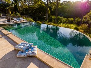 una piscina con 2 tumbonas junto a ella en Guest House Encantada en Nimes
