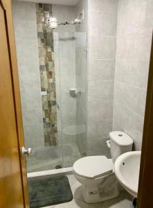 Un baño con ducha, inodoro y lavabo. en Aparta_Suite_Sogamoso, en Sogamoso