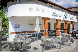 Reštaurácia alebo iné gastronomické zariadenie v ubytovaní Hotel Edelweiss Superior