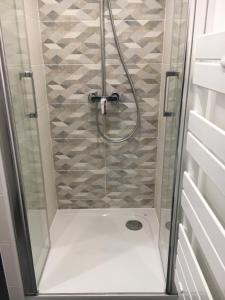 eine Dusche mit Glastür im Bad in der Unterkunft Appartement Cœur de Ville - Saint Germain en Laye in Saint-Germain-en-Laye