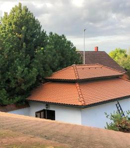 波傑布拉迪的住宿－Relaxace v blízkosti Poděbrad - Kanín，白色房子,有橙色的瓷砖屋顶