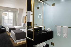 Un ou plusieurs lits dans un hébergement de l'établissement Hotel Washington