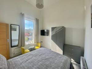 1 dormitorio con cama y ventana en Witheys Lodge, en Woodhorn