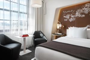 une chambre d'hôtel avec un lit et une chaise dans l'établissement Hotel Washington, à Washington