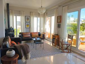Posezení v ubytování Amazing 3 bedroom townhouse close to Burriana, Nerja