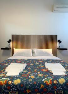 Una cama con dos servilletas encima. en Cascina Bellaria, en Milán