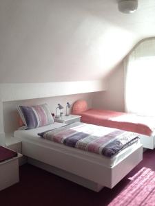 sypialnia z 2 łóżkami i oknem w obiekcie Guesthouse AirMinis w mieście Düsseldorf
