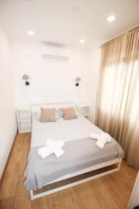 1 dormitorio con 1 cama y 2 toallas blancas en Oriente DNA Studios IV en Lisboa
