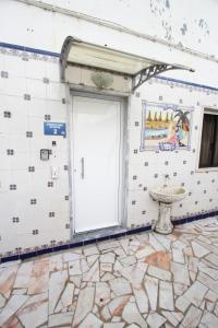 uma casa de banho com uma porta e um lavatório em Oriente DNA Studios IV em Lisboa