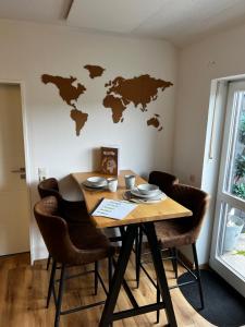 einen Esstisch mit einer Weltkarte an der Wand in der Unterkunft Auszeit-Winterberg in Winterberg