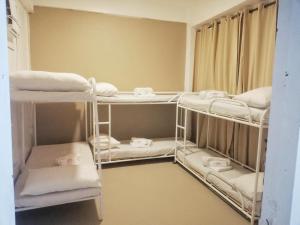 pokój z 3 łóżkami piętrowymi w obiekcie VG Pension & Residences w mieście Adlawon