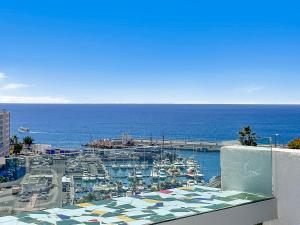 vistas a un puerto deportivo con barcos en el agua en Porlamar, en Puerto Rico de Gran Canaria