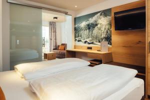 Posteľ alebo postele v izbe v ubytovaní Hotel Edelweiss Superior