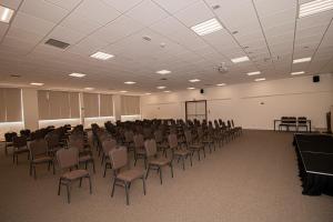 ein großes Zimmer mit einem Haufen Stühle darin in der Unterkunft Prado Hotel in Amparo