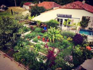Vonkajšia záhrada v ubytovaní Gîte au coeur du vignoble de Cahors, 5 chambres