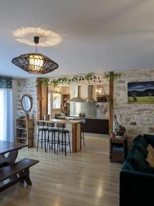 Kuchyňa alebo kuchynka v ubytovaní Gîte au coeur du vignoble de Cahors, 5 chambres