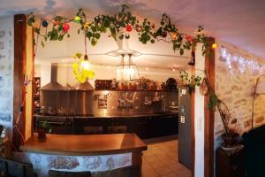 Lounge alebo bar v ubytovaní Gîte au coeur du vignoble de Cahors, 5 chambres