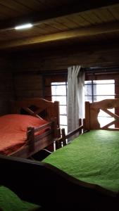 Katil dua tingkat atau katil-katil dua tingkat dalam bilik di La viuda y el diablo