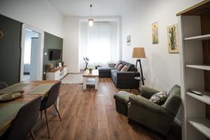 een woonkamer met een bank en een tafel bij Volenter Lux Apartment Uno in Baja