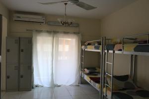 سرير بطابقين أو أسرّة بطابقين في غرفة في Sakhra hostel