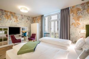 een hotelkamer met een bed en een televisie bij Villa Steiner 1 - Silverstone in Merano