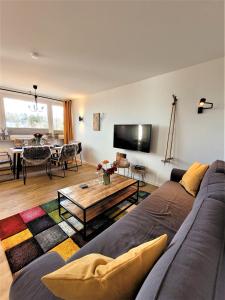 sala de estar con sofá y mesa en Winterberg Appartement 21122, en Winterberg