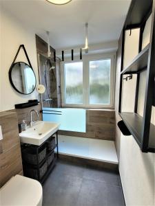 baño con lavabo y ventana en Winterberg Appartement 21122, en Winterberg