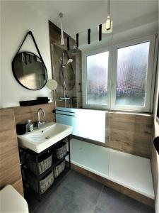 y baño con lavabo y espejo. en Winterberg Appartement 21122, en Winterberg