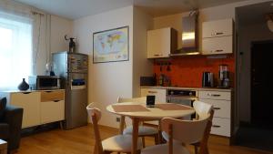 eine Küche mit einem Tisch und Stühlen im Zimmer in der Unterkunft Cozy Telliskivi apartment near city centre in Tallinn