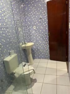 uma casa de banho com um WC e um lavatório em Hotel Sambaquis em São Luís
