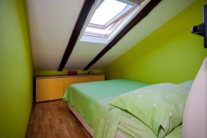 Dormitorio verde con cama y ventana en Apartment Medak Split City Center, en Split